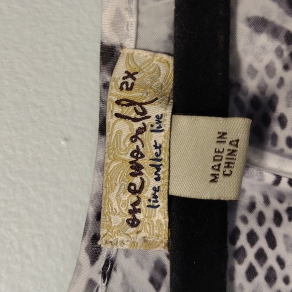 NWOT One World short sleeve top with bling - Picture 2 of 5